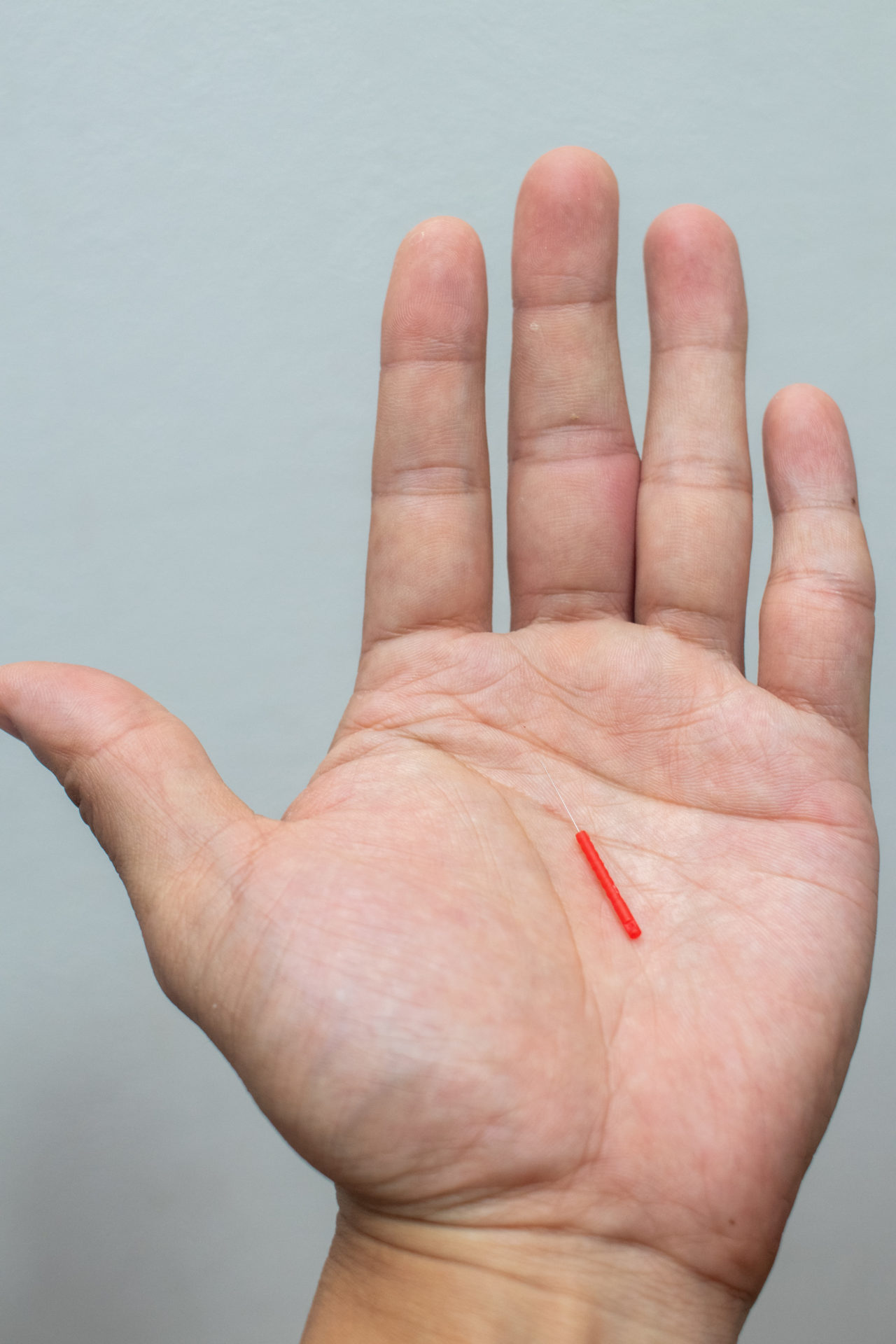 手のひらに乗った細い鍼のサイズ感